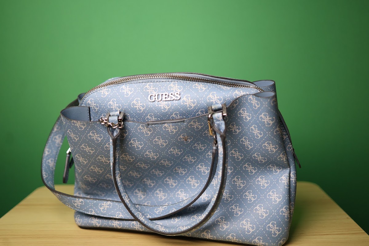 Guess tote