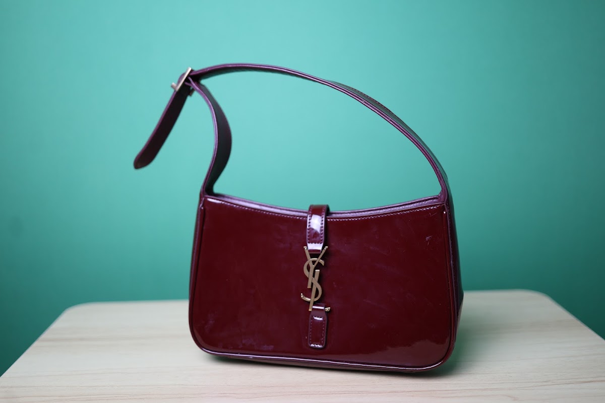 Saint Laurent Le 5 a 7 hobo em verniz bordo