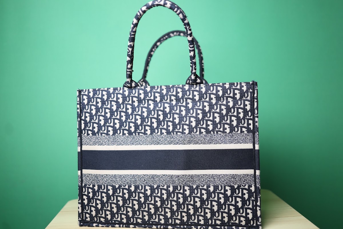 Tote em canvas estampado diagonal, azul marinho e branco, com forro no mesmo estampado