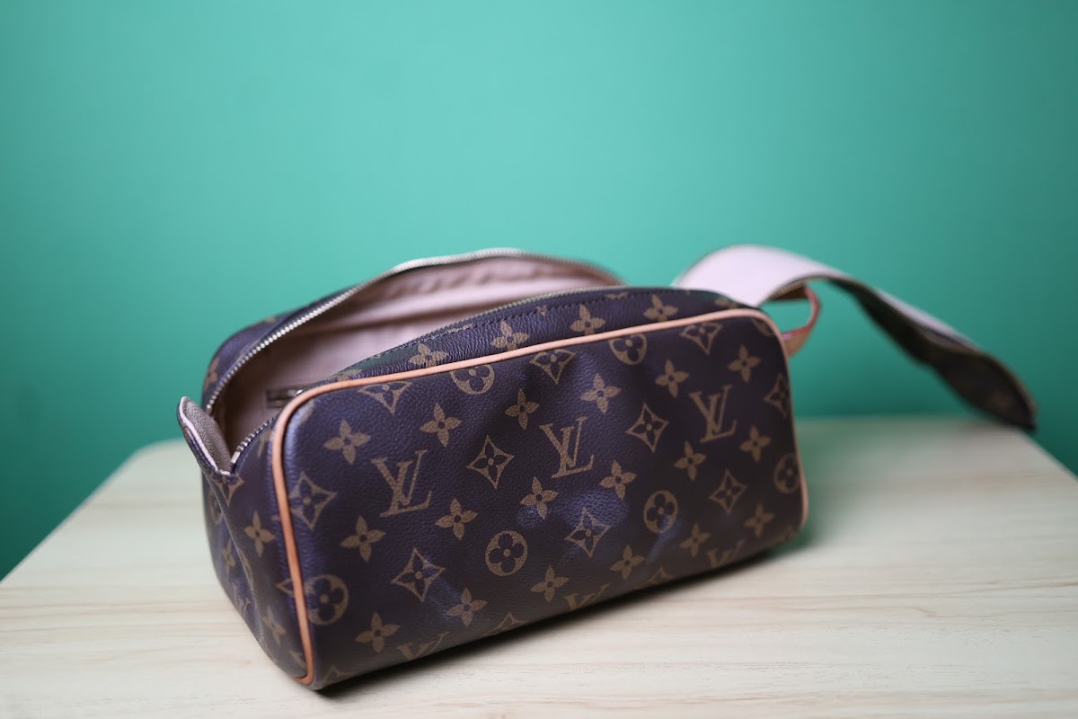 Bolsa pequena a tiracolo em canvas marrom com monograma e couro natural