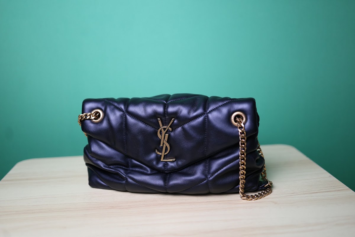Bolsa acolchoada azul marinho com corrente dourada