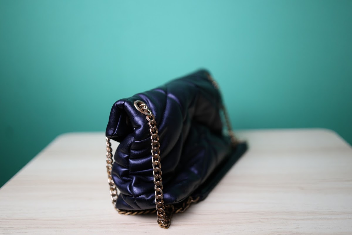 Bolsa acolchoada preta com corrente dourada