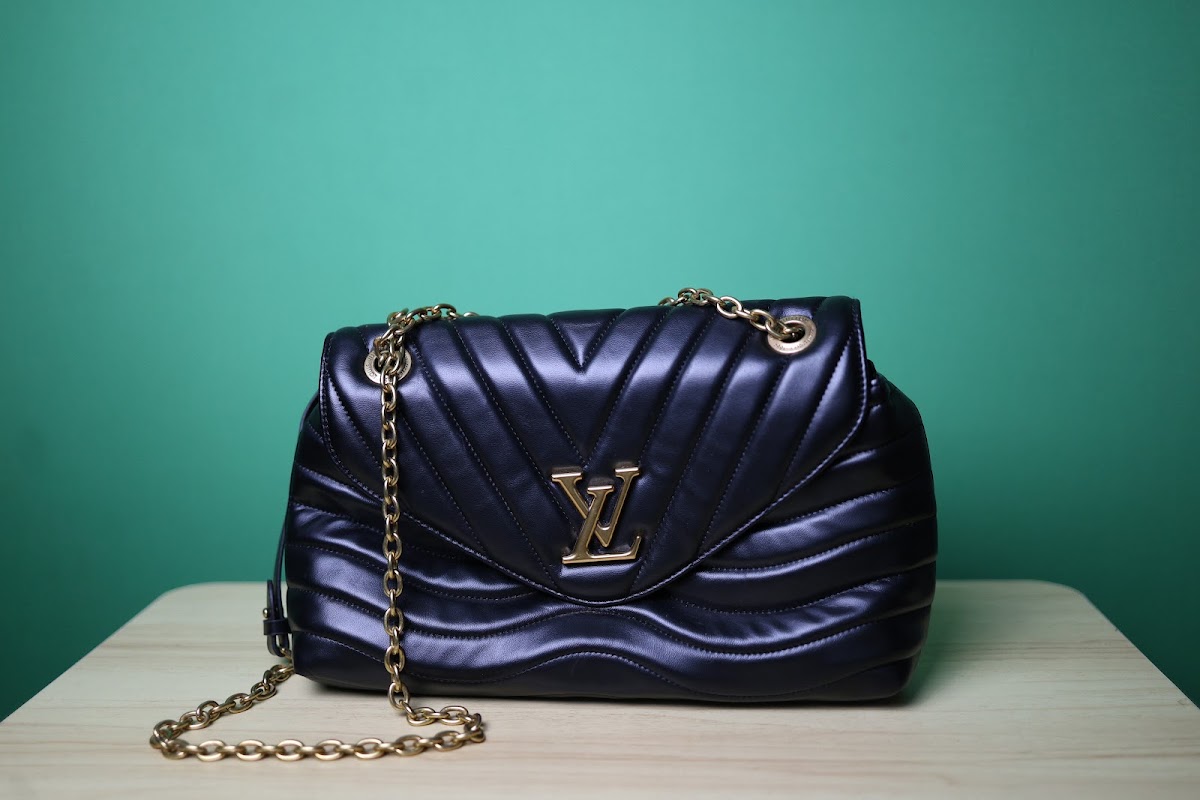 Bolsa acolchoada azul marinho pequena, alca curta, fecho redondo dourado