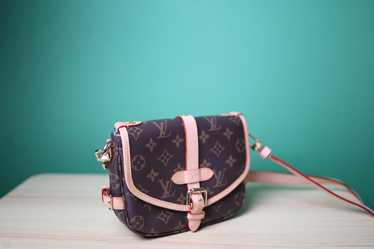 Bolsa pequena marrom em couro com monograma e alca rosa bebe