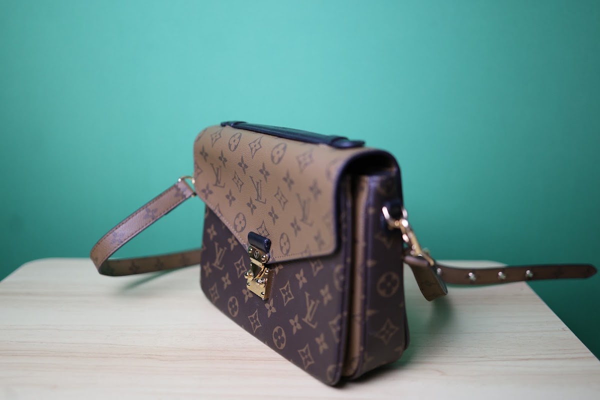Bolsa pequena marrom com alca destacavel em xadrez