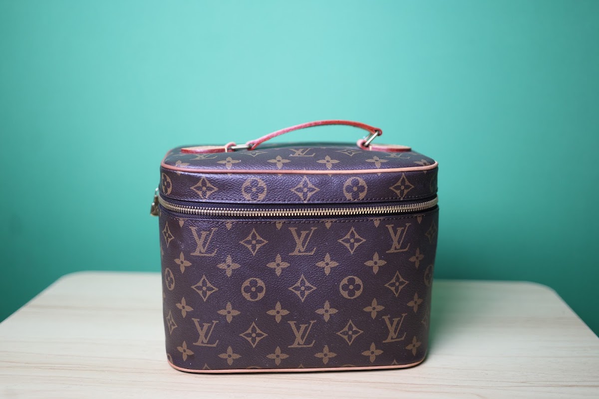 Necessaire rigida em couro marrom com monograma (estilo estojo de viagem)