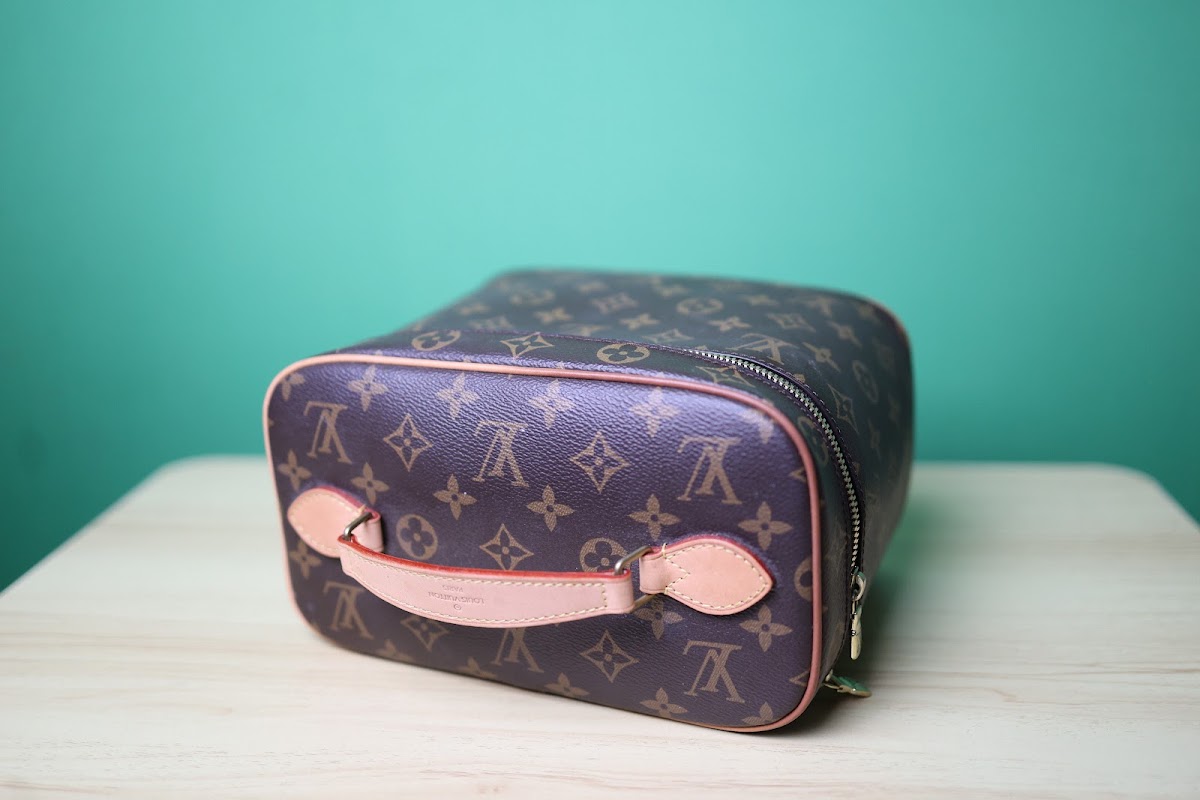 Bolsa caixa pequena em couro marrom com monograma